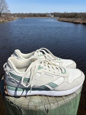 Reebok Sneakers Comfort Footbed Ortholite Off-White Mint Green Accents Size 8